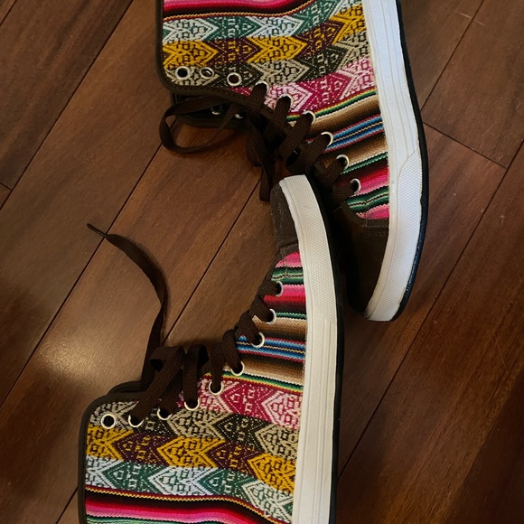 Size 8 lace up high tops with South American inspired pattern - Picture 6 of 12